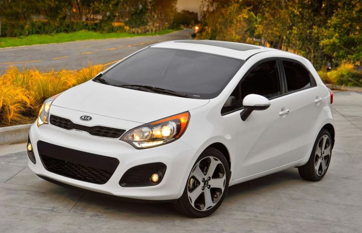 2012_kia_rio_5-door_white_2